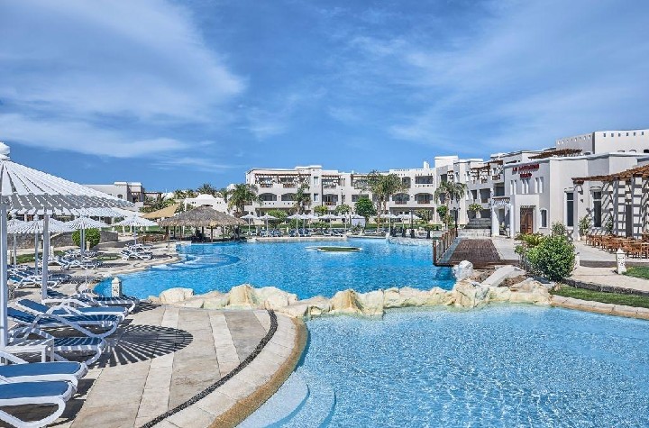 Üdülőhely medencével