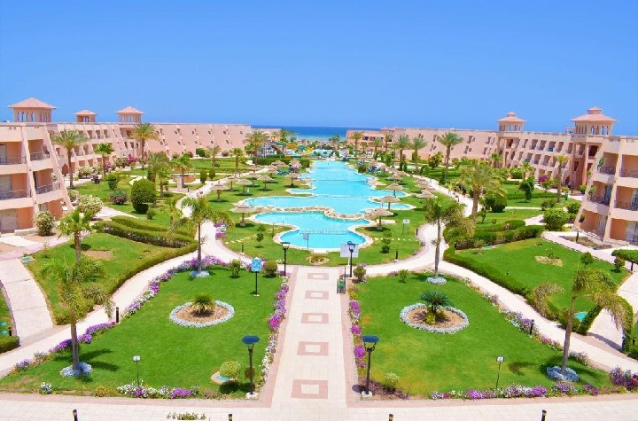 Hotel üdülőhely medencével