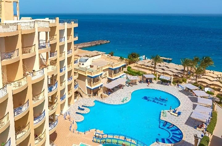 Hotel medencével és tengerre néző kilátással