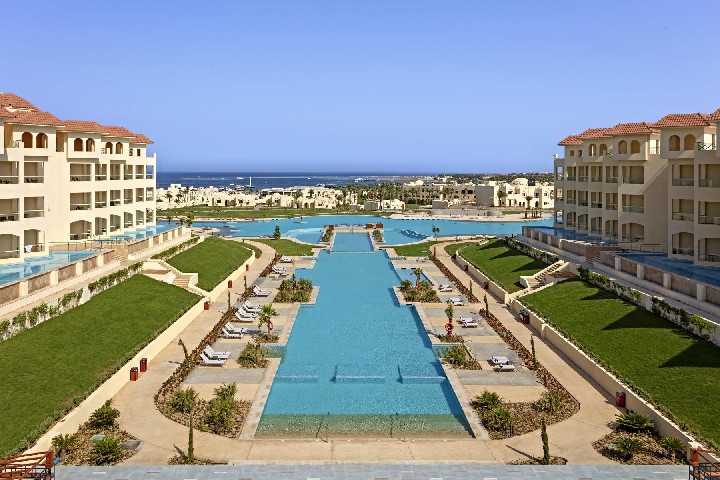 Úszómedence és környéke