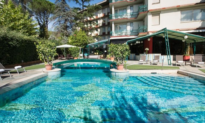 Hotel medencével