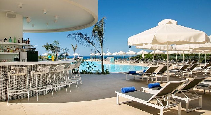 Terasz medencével és bárral