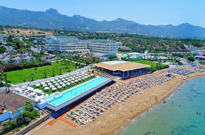 Kilátás az üdülőhelyre a tenger felől