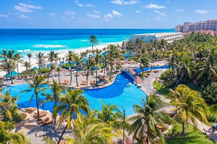 Az üdülőhely légifelvétele - medencék és strand