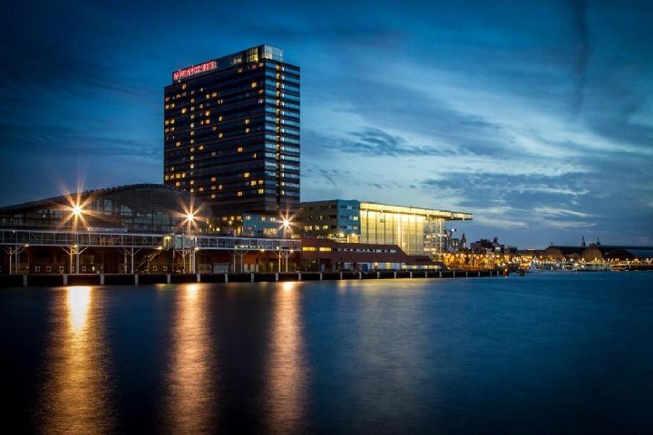 A szálloda esti látképe