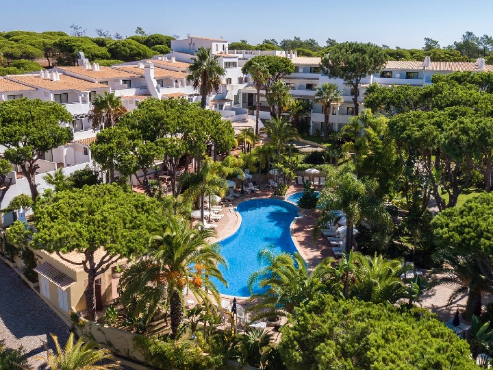 Üdülőhely medencével