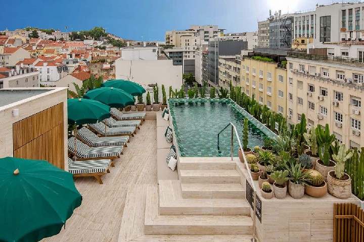 Tetőterasz úszómedencével