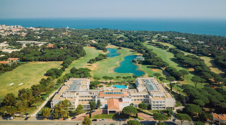 A üdülőhely és a golfpálya légi felvétele