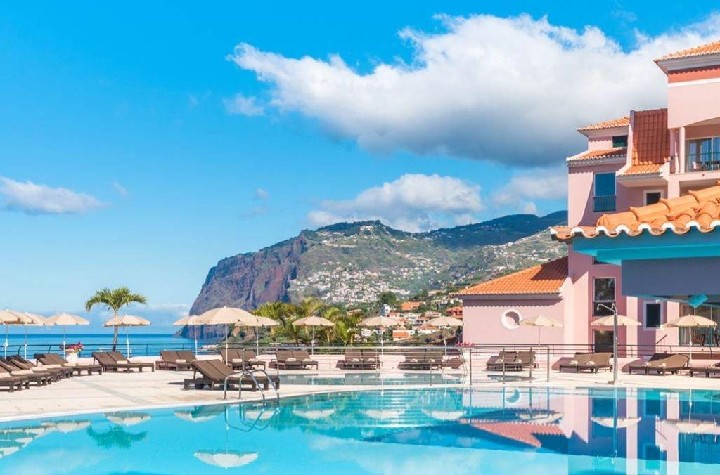 Úszómedence kilátással