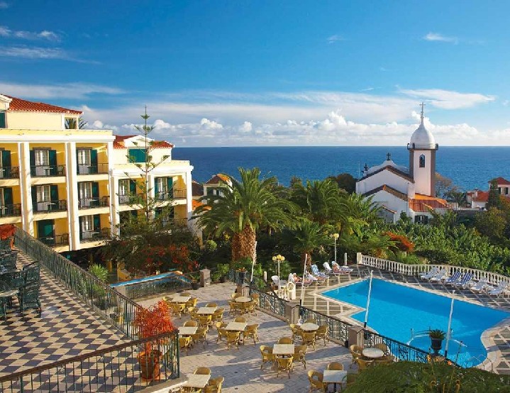 Kilátás az úszómedencére