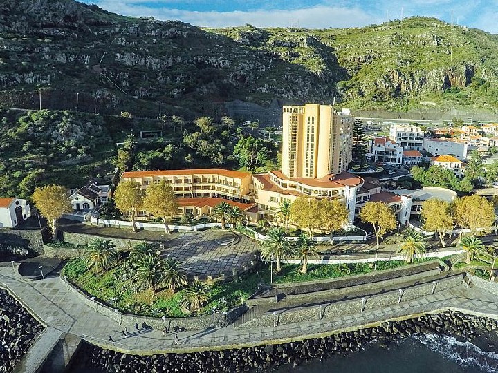 Légi kilátás a tengerről a szállodára és a sétányra