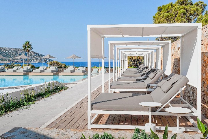 Úszómedence napozóágyakkal