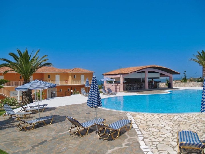 Úszómedence napozóágyakkal