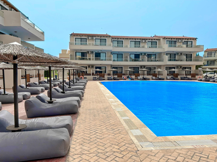 Úszómedence napozóágyakkal