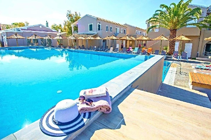 Úszómedence a szállodával