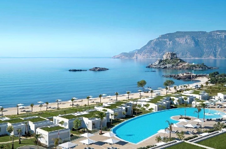 Kilátás a szállodára úszómedencével