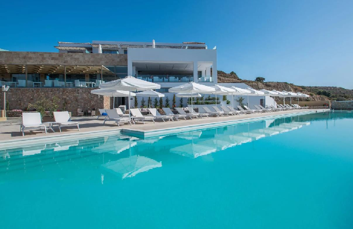 Úszómedence napozóágyakkal