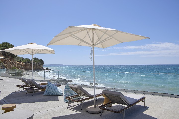 Terasz tengerre néző kilátással