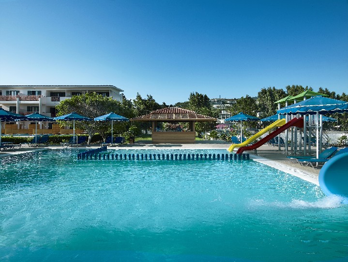 Úszómedence csúszdákkal