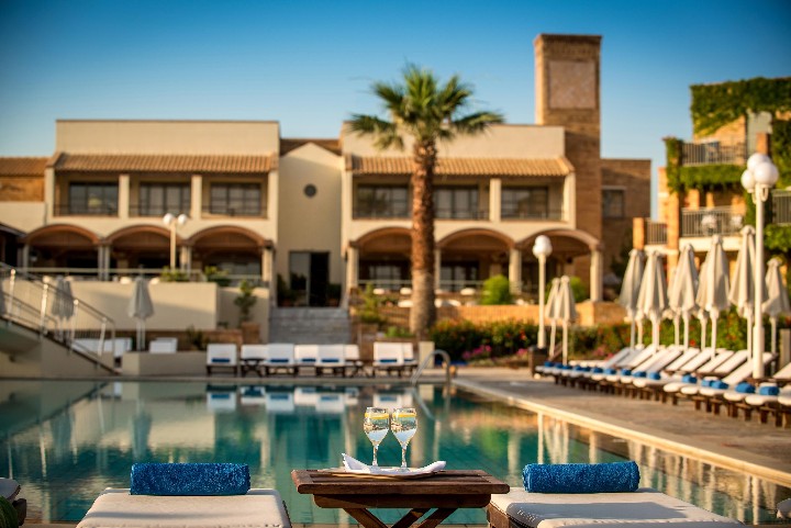 Úszómedence a szállodával