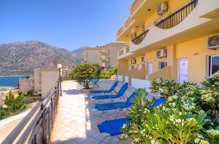 Terasz nyugágyakkal