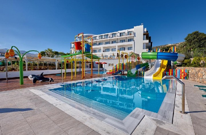 Úszómedence csúszdákkal