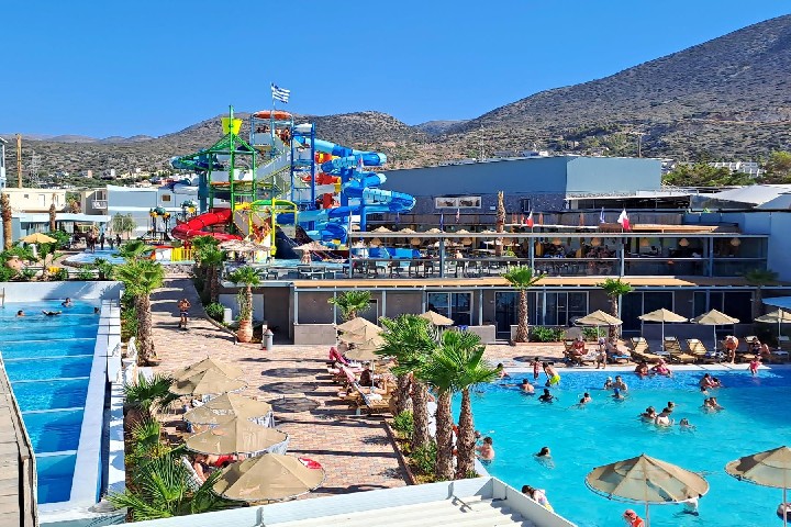 Úszómedencék és vízicsúszdák