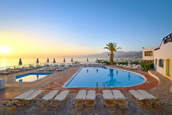 Üdülőhely medencével