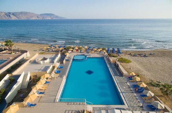 Kilátás a medencére és a strandra