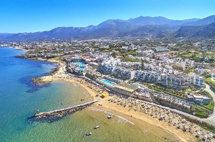 Kilátás a szállodára és a strandra