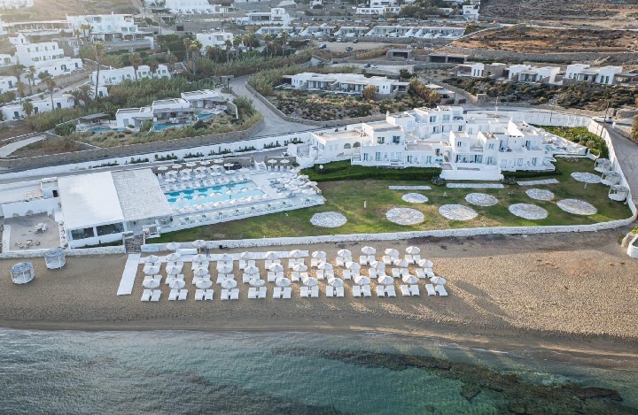 A szálloda és a strand légi felvétele