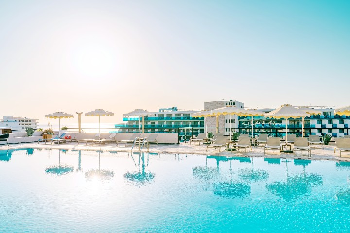 Napozóterasz és úszómedence