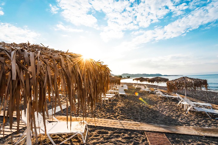 Napozóágyak és napernyők a strandon