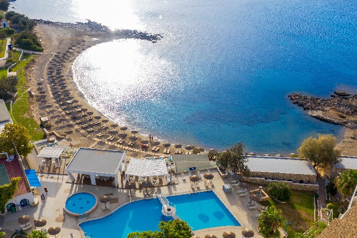 Kilátás a medencére és a strandra