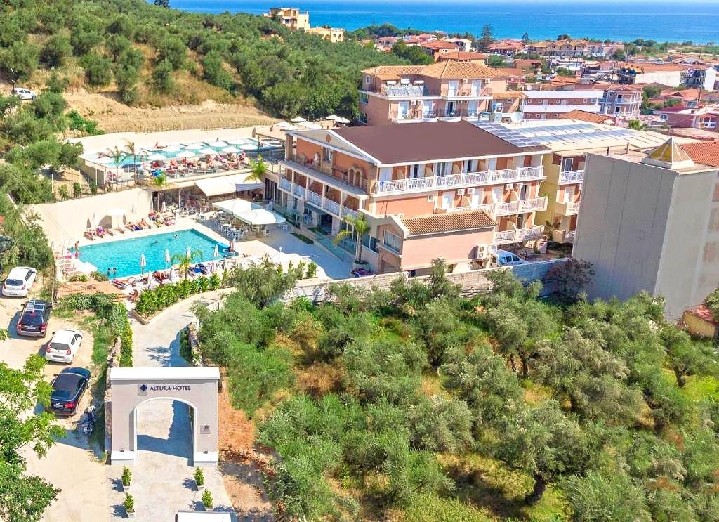 Hotel medencével és környéke