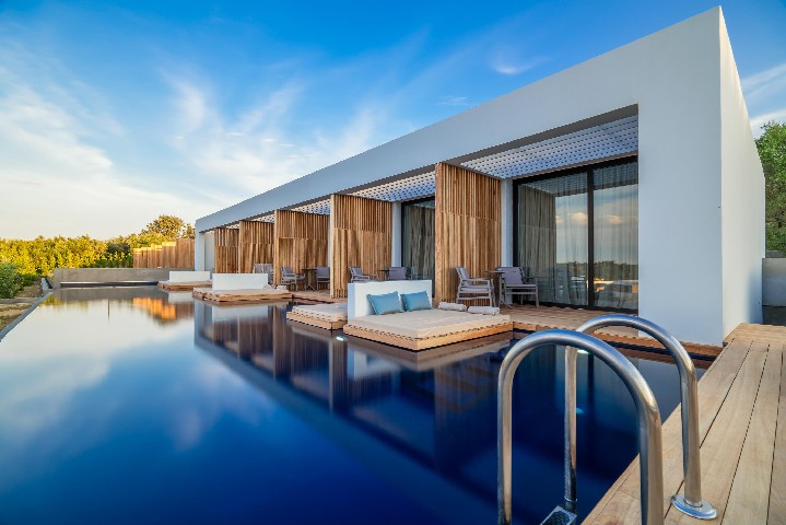 Lakosztályok saját medencével