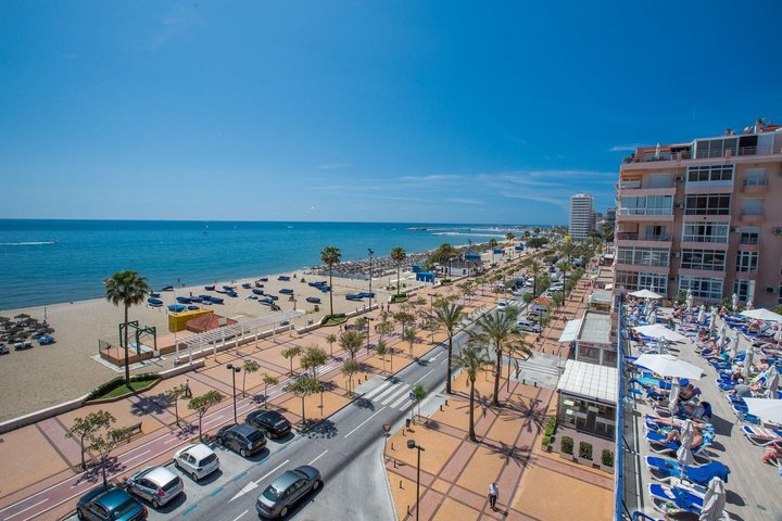 Kilátás a szálloda ba teraszáról és a strandról