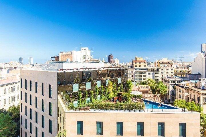 Szálloda és tetőtéri medence