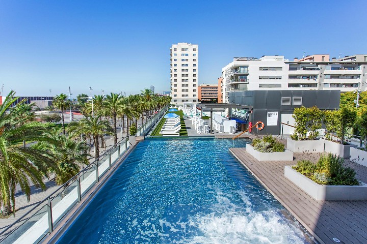 Szállodai terasz medencével