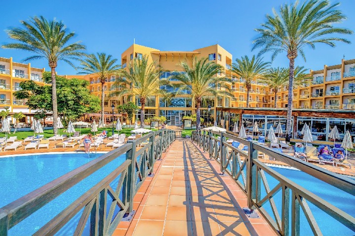 Szálloda úszómedencékkel