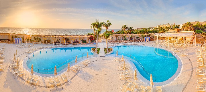 Kilátás a medencére és a naplementére