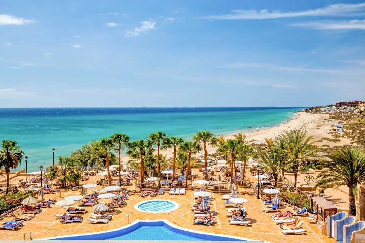 Medence és strand kilátás