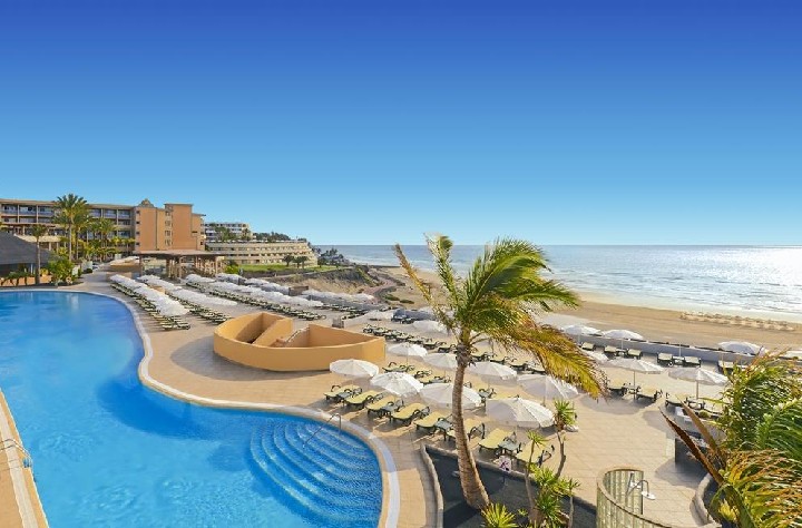 Hotel medence és strand