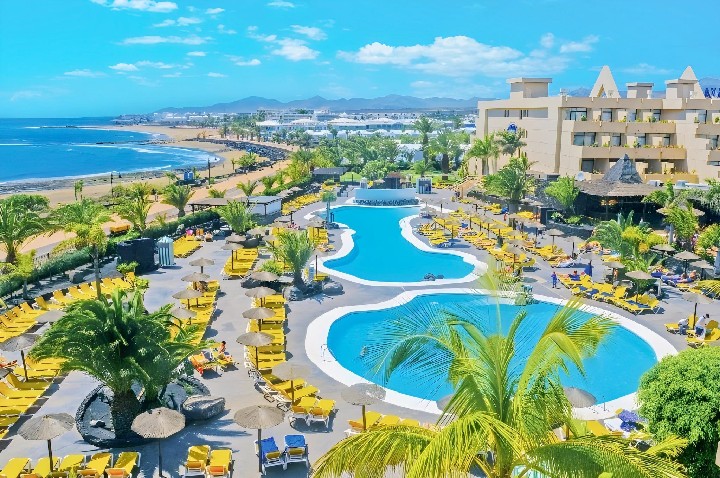 Szálloda úszómedencékkel