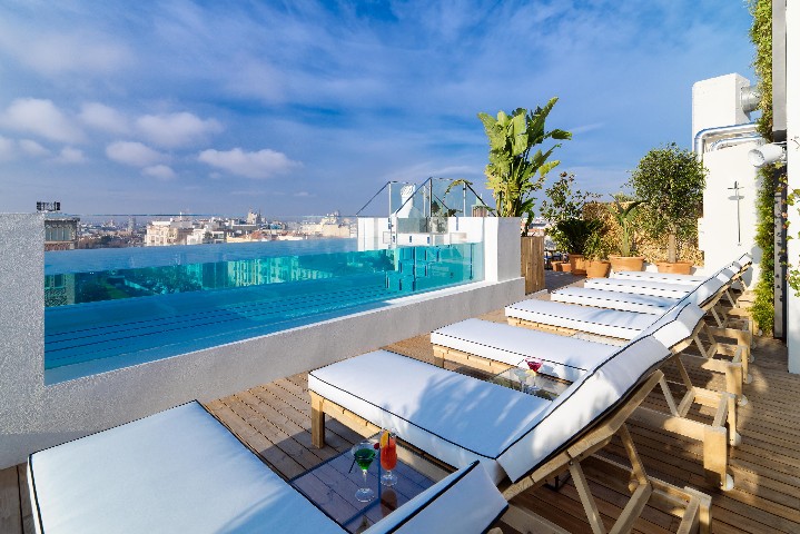 Terasz nyugágyakkal