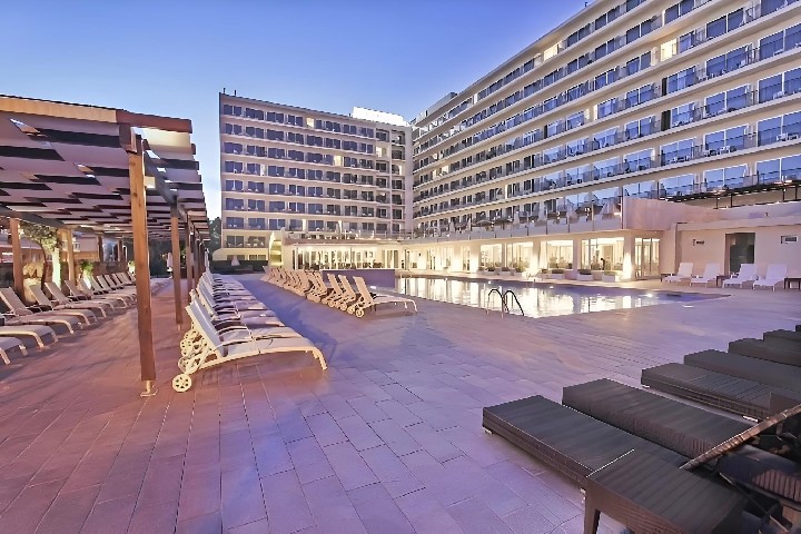 Úszómedence a szállodával