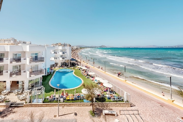 Kilátás a medencére és a strandra