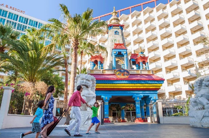 Bejárat a szállodába