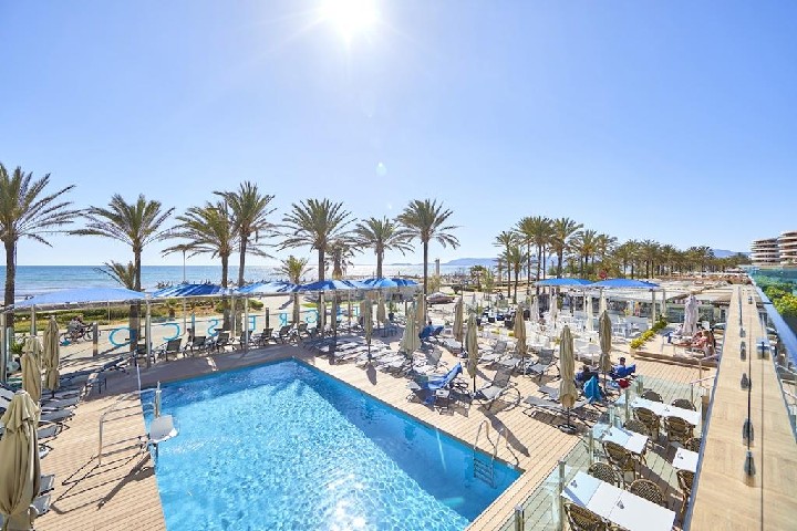 Úszómedence napozóágyakkal