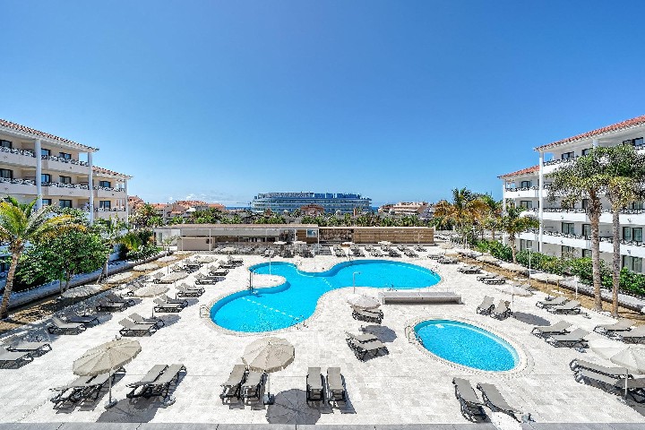 Szálloda úszómedencével